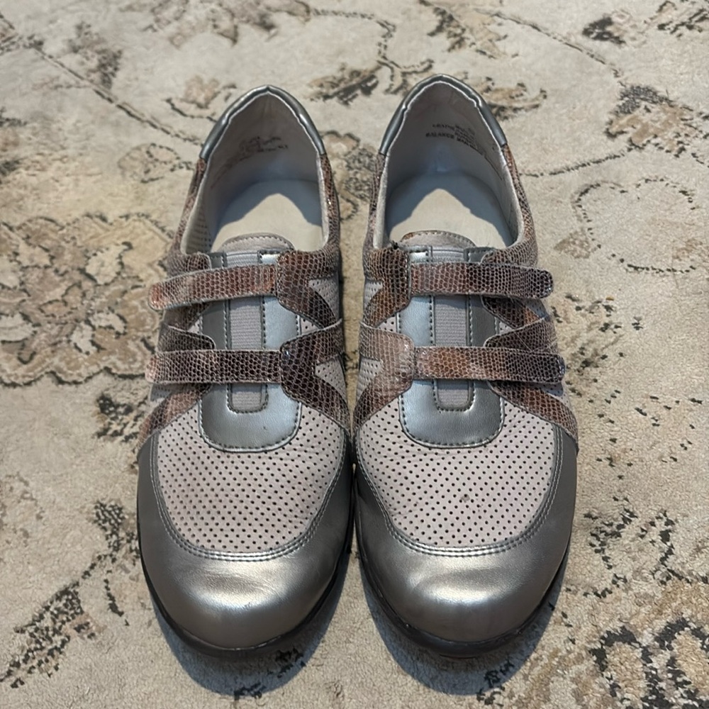 Vaneli Sport casual shoes size 8